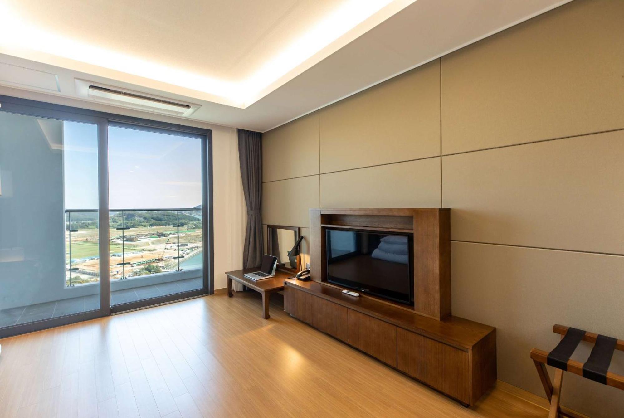 Hotel Ramada Plaza By Wyndham Dolsan Josu Exteriér fotografie