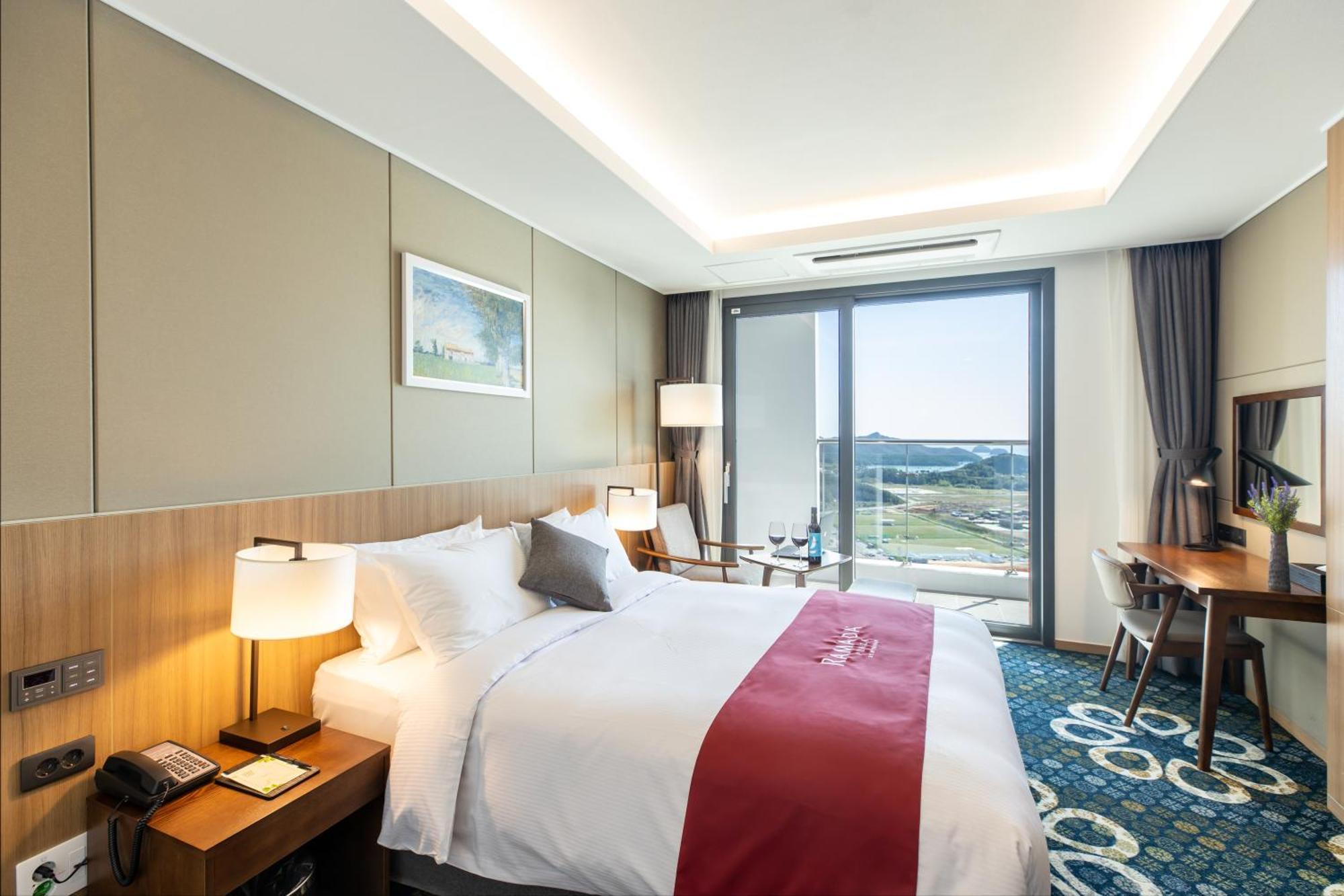 Hotel Ramada Plaza By Wyndham Dolsan Josu Exteriér fotografie