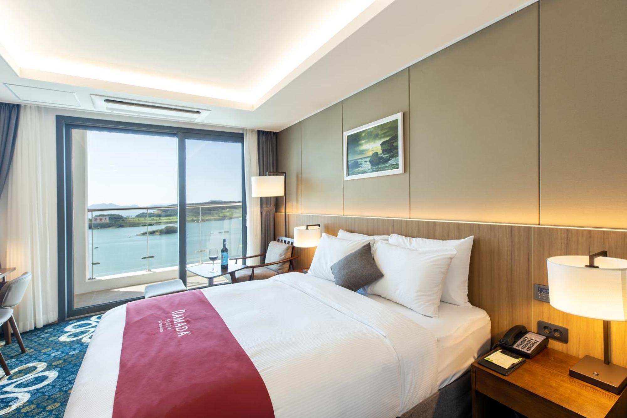Hotel Ramada Plaza By Wyndham Dolsan Josu Exteriér fotografie